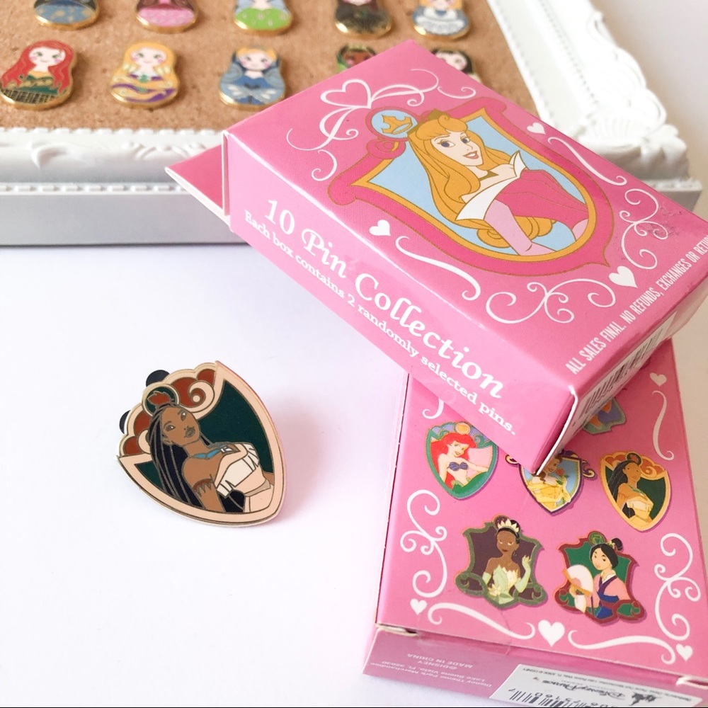 🏰  Pocahontas Princess Shield Disney Pin